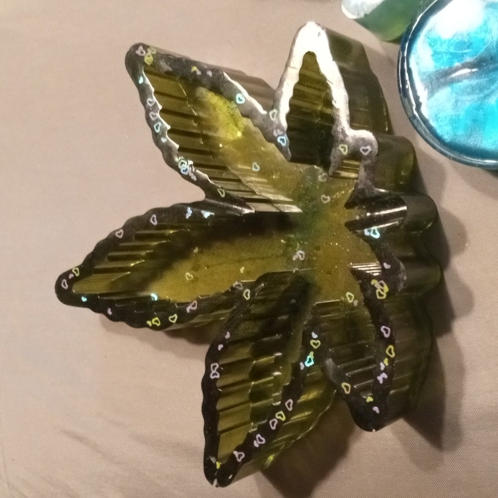 maple leaf ash trays and grinders all handmade you can choose the colors you - Picture 2 of 2